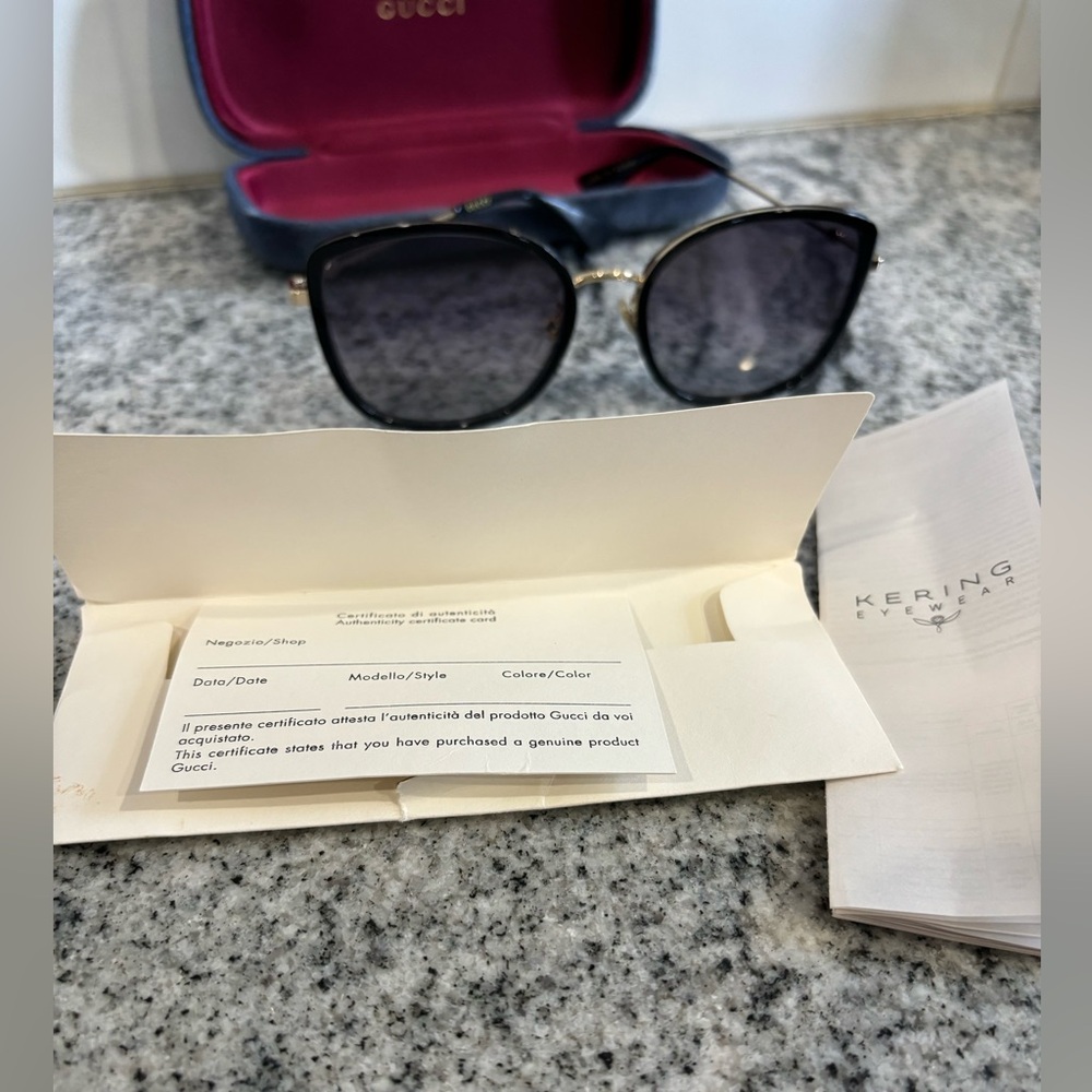 EUC GUCCI SUNGLASSES WITH CASE & SILK BAG